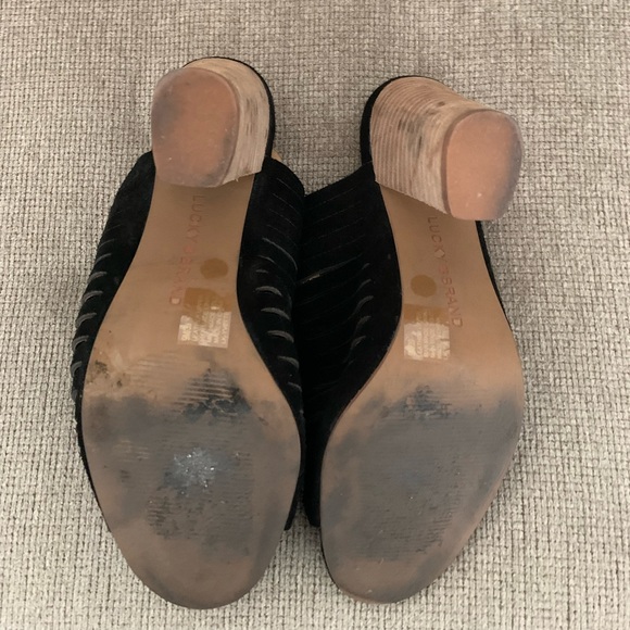 Heel open toed black cris cross pattern buckle strap. - Picture 3 of 5